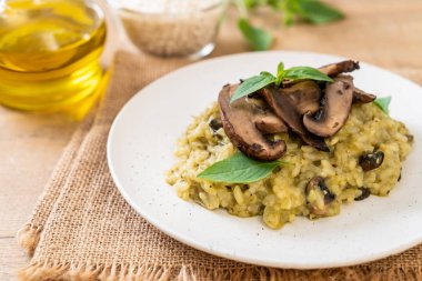 Mantarlı Risotto Pesto ve peynir ile
