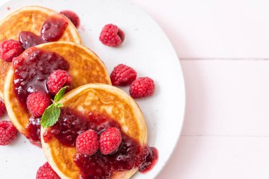 Taze ahududu ve frambuaz sos ile gözleme