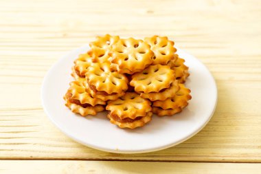 ananas reçel ile bisküvi