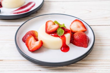 yoğurt puding taze çilek ile