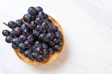 beyaz arka planda taze siyah üzüm
