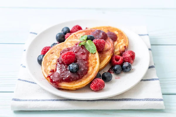 Crêpe aux framboises et bleuets frais — Photo