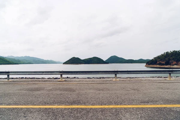 Srinagarind-Staudamm bei bewölktem Himmel in Kanchanaburi, Thailand — Stockfoto