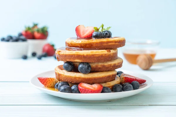 Pfannkuchen mit frischen Blaubeeren, frischen Erdbeeren und Honig — Stockfoto