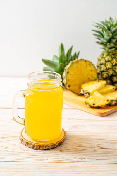 Свежий ананасовый сок
