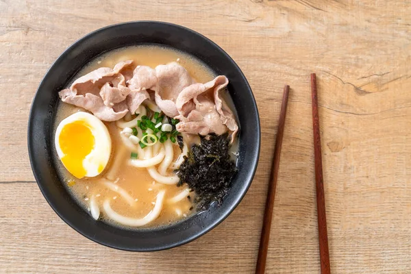 Udon ramen noedels met varkensvlees soep — Stockfoto
