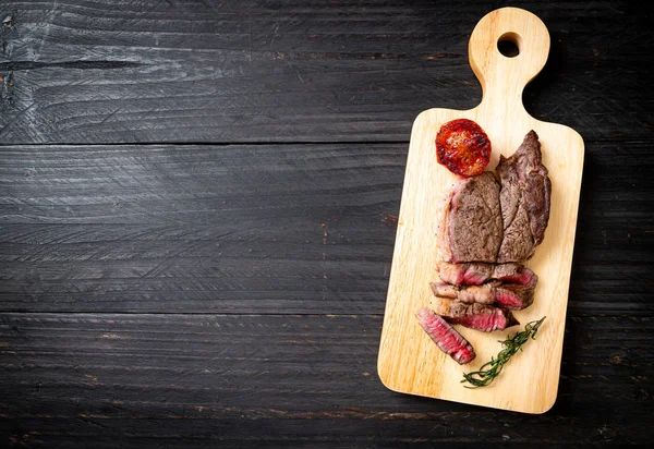 Stek z grilla średnio wysmażoną wołowiną — Zdjęcie stockowe