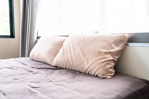 Comfortabel kussen op bed — Stockfoto