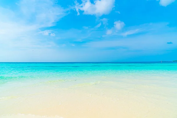 Hermoso mar de playa tropical y cielo azul para el fondo —  Fotos de Stock