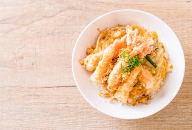 kızarmış karides tempura üzerinde pirinç kase tepesinde