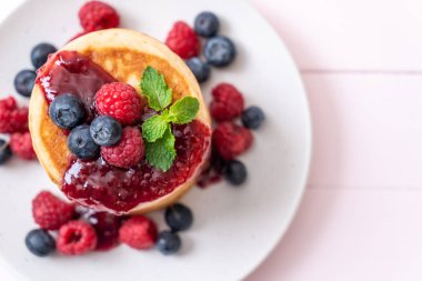 Taze ahududu ve yaban mersini ile gözleme