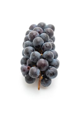 beyaz arka planda taze siyah üzüm