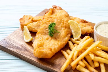 Kızartmalı balık ve patates kızartması.