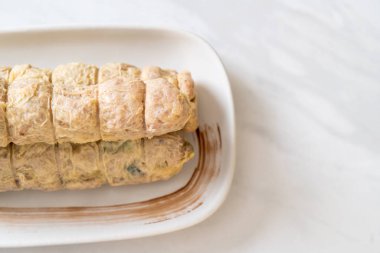 Buharda yengeç et rulo