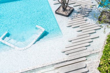 Güzel lüks otel Yüzme Havuzu çare havadan görünümü 