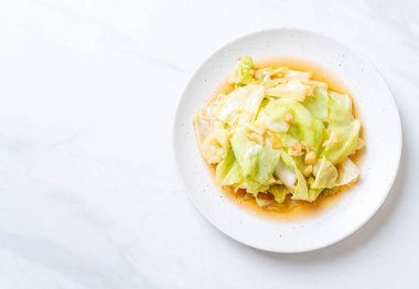 Balık soslu tavada kızartılmış lahana