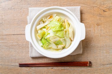 Balık soslu tavada kızartılmış lahana