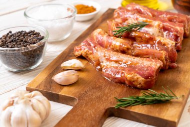 Taze Çiğ domuz kaburga malzemelerle kavurma için hazır