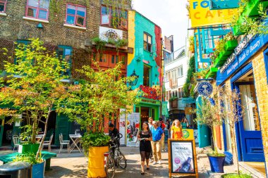 Londra, İngiltere - 27.09.2019. Neals Yard'daki renkli binaların gün boyunca görünümü.