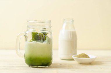 Matcha yeşil çay buzlu süt ile