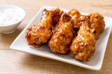 Soslu kızarmış tavuk.