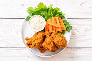 Kızarmış baharatlı tavuk kanadı