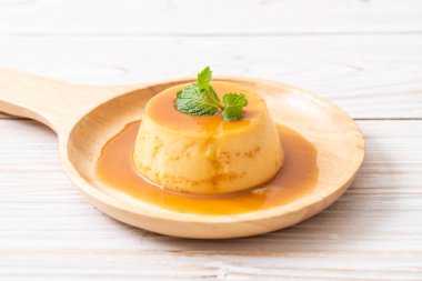 Ev yapımı karamel kremalı puding