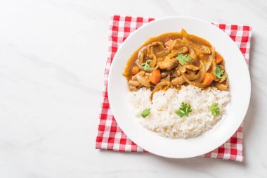 Japon köri pirinç dilimlenmiş domuz eti, havuç ve soğan ile