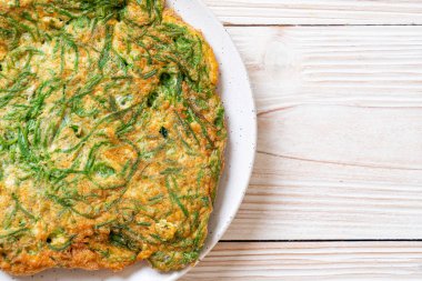  Kızarmış yumurta ve baharatlı karides hamur tırmanma