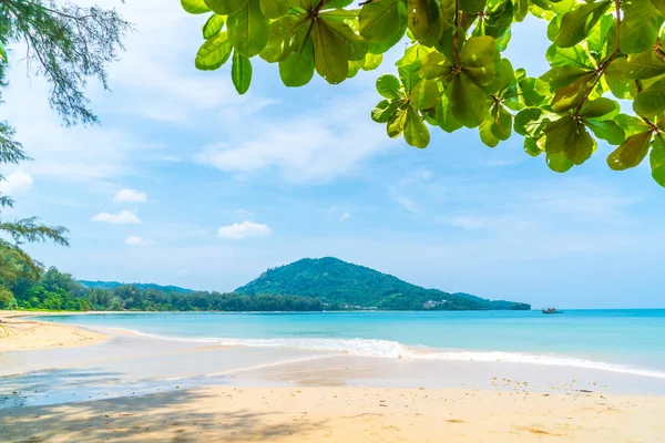 Hermosa playa tropical y el mar en la isla del paraíso —  Fotos de Stock