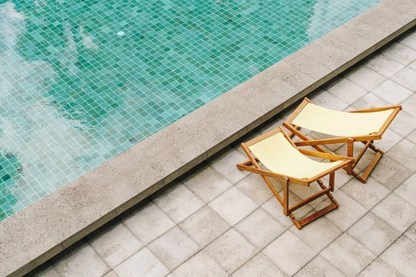 Cama de piscina em torno da piscina — Fotografia de Stock