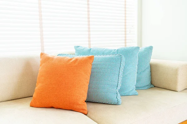 Almohada en la decoración de sofá y silla en la sala de estar — Foto de Stock