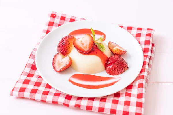 Yogurt pudding with fresh strawberries — Stock Photo, Image