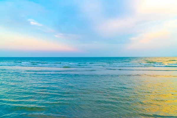 Hermoso cielo crepuscular con playa de mar — Foto de Stock