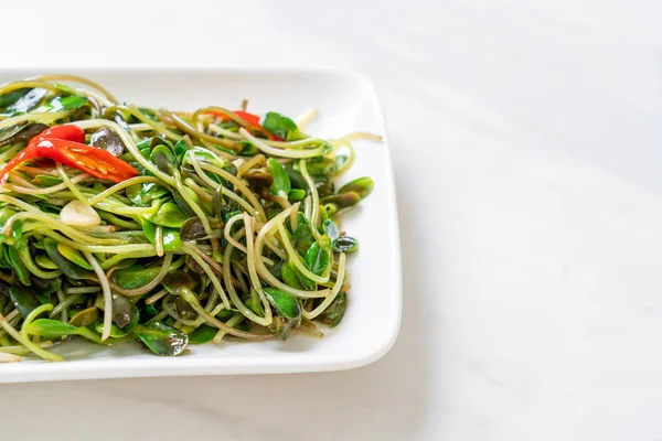 Istiridye sosu ile Kızarmış ayçiçeği Sprout