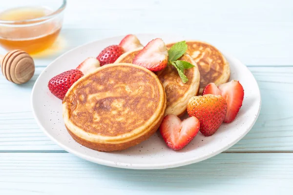 Pfannkuchen mit frischen Erdbeeren — Stockfoto