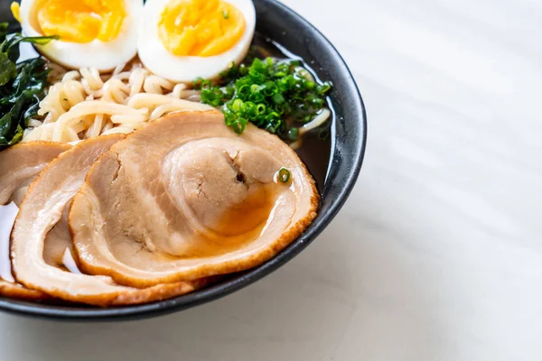 Fideos Shoyu ramen con cerdo y huevo —  Fotos de Stock