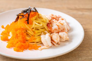 karidesler ve karides yumurtası ile spagetti kremsi
