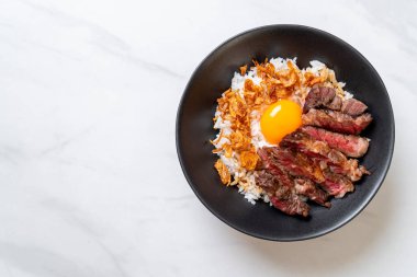 yumurta ile tepesinde pirinç kase dilimlenmiş sığır eti