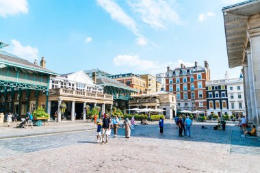 Londra - İngiltere - 27 Ağustos 2019: L'deki Covent Garden pazarının görünümü