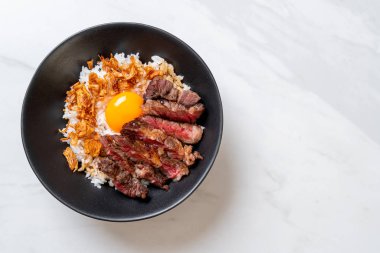 yumurta ile tepesinde pirinç kase dilimlenmiş sığır eti