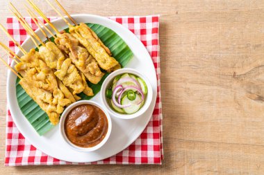 Domuz Satay-ızgara domuz fıstığı sosu veya tatlı ile servis ve 