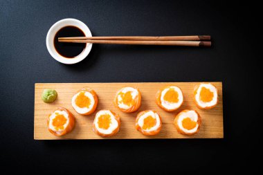 mayonez ve karides yumurta ile taze somon suşi rulo