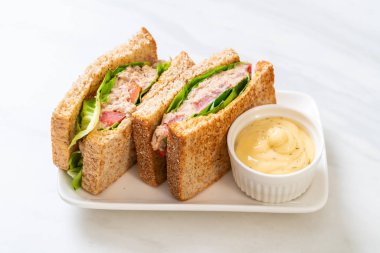 Ev yapımı ton balıklı sandviç 