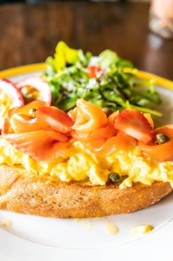 Kızarmış kek yumurta ile somon füme