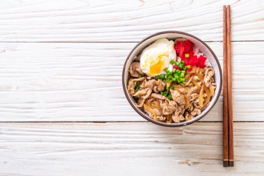 domuz eti pilav kasesi ile yumurta (Donburi) - Japon yemekleri 