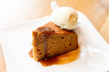 vanilyalı dondurma ve şekerleme karamel soslu kek