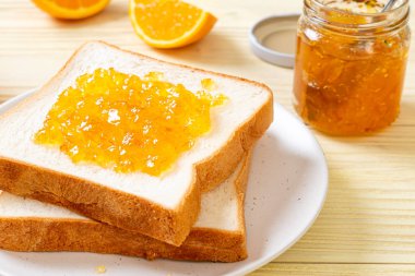 Portakal reçelli ekmek dilimleri 