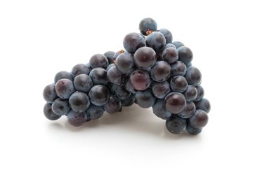 beyaz arka planda taze siyah üzüm