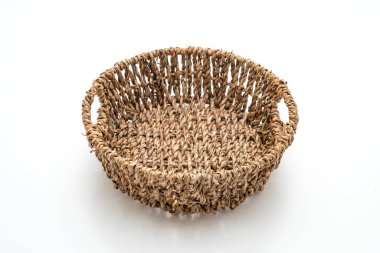 Beyaz arkaplanda hasır sepet